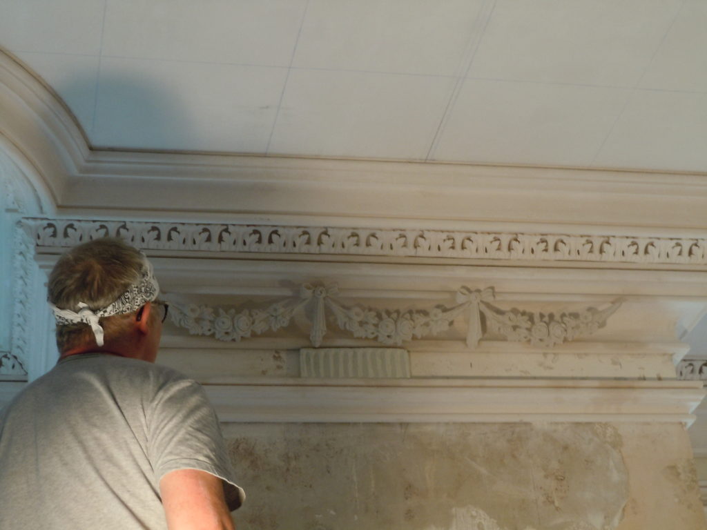 Plaster elements of the dining room cornice