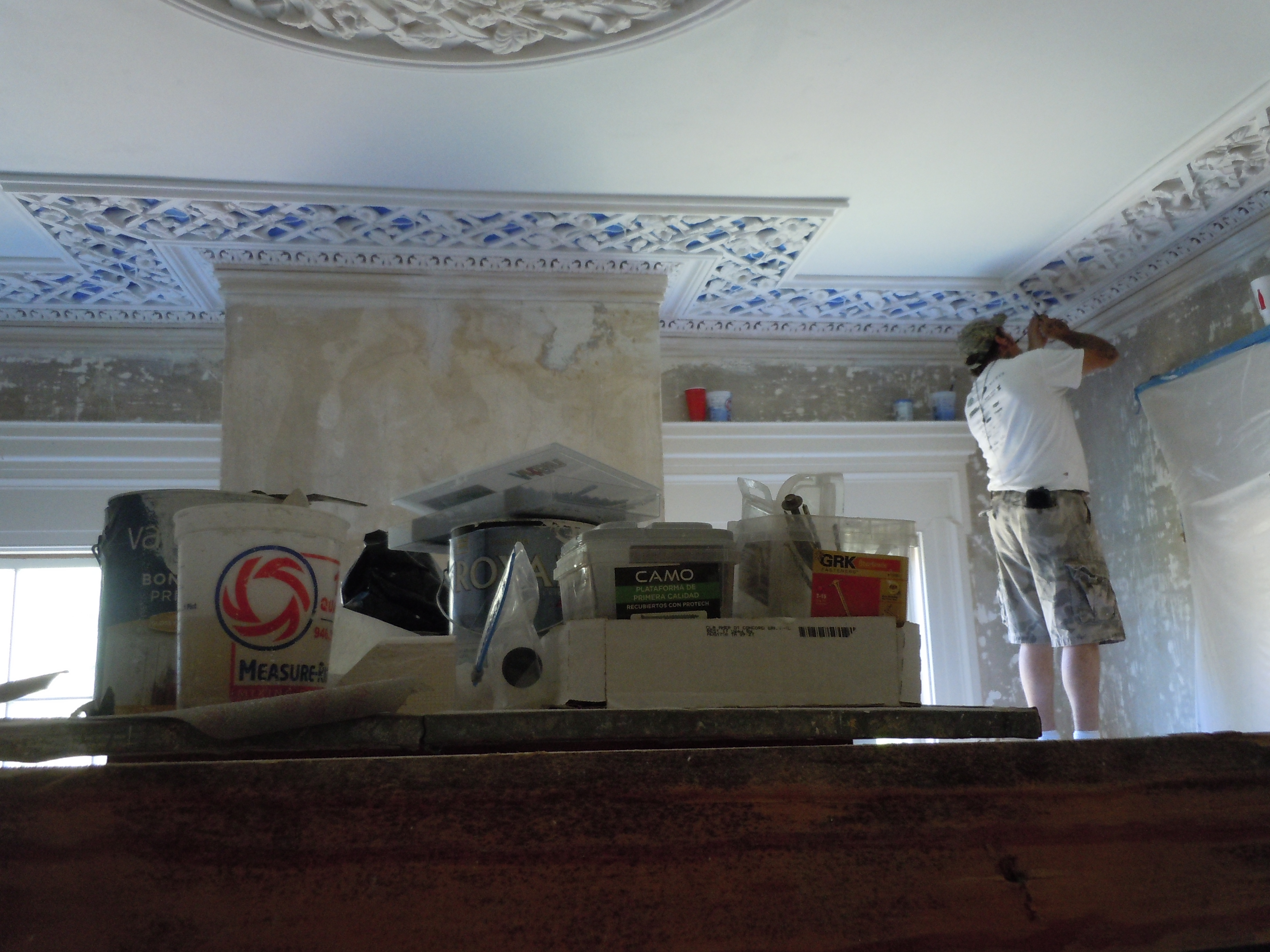 Glenn Pulliam painting the blue ground of the plaster lattice in Glen Mary’s upstairs front room, September 2018.