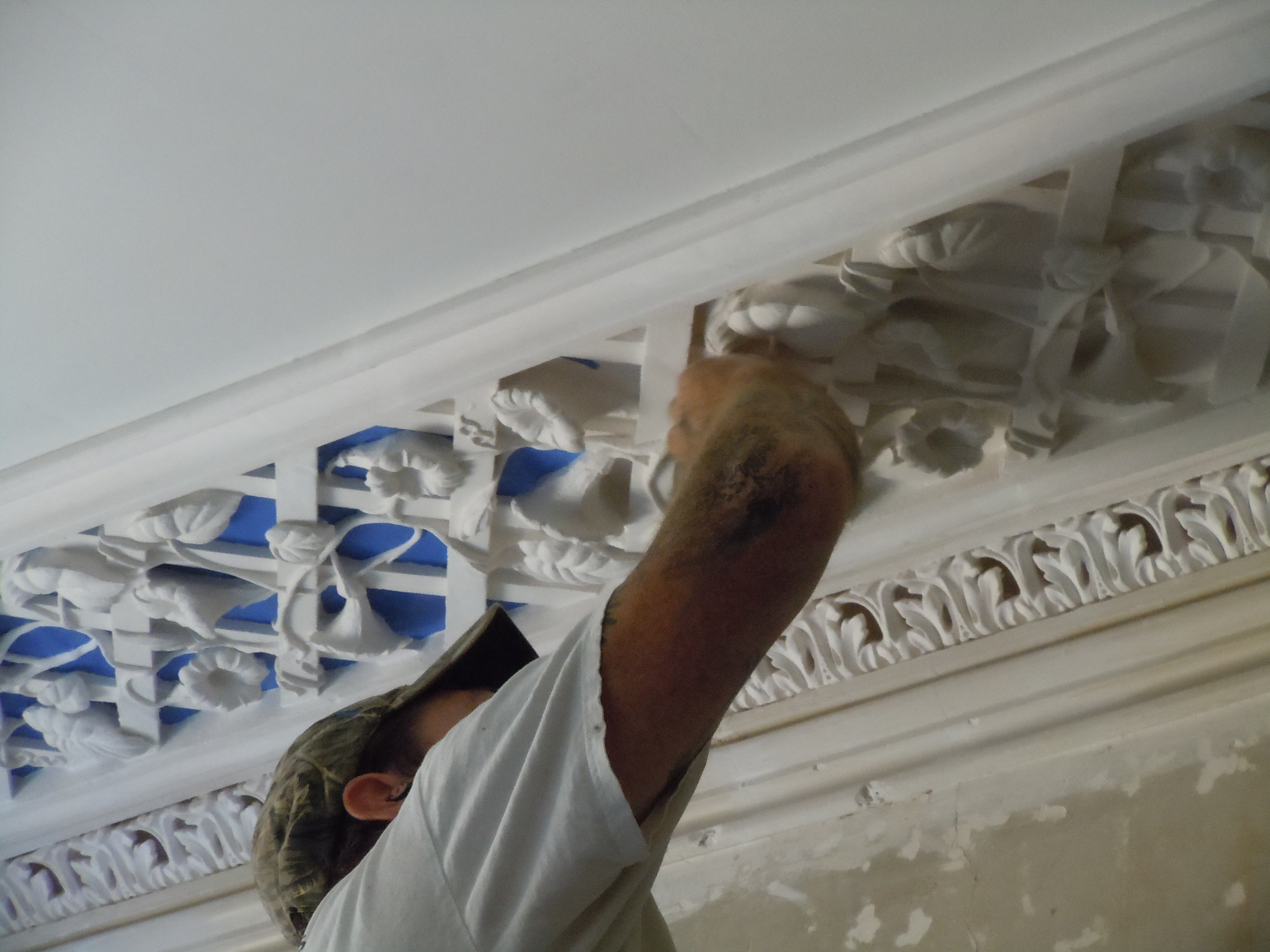 Glenn Pulliam painting the blue ground of the plaster lattice in Glen Mary’s upstairs front room, September 2018.